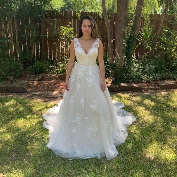 New wedding dress - Picture 2 of 7